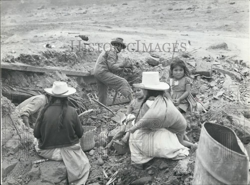 1970 Press Photo Victims of the Peruvian Earthquake Stand In Rubble - Historic Images