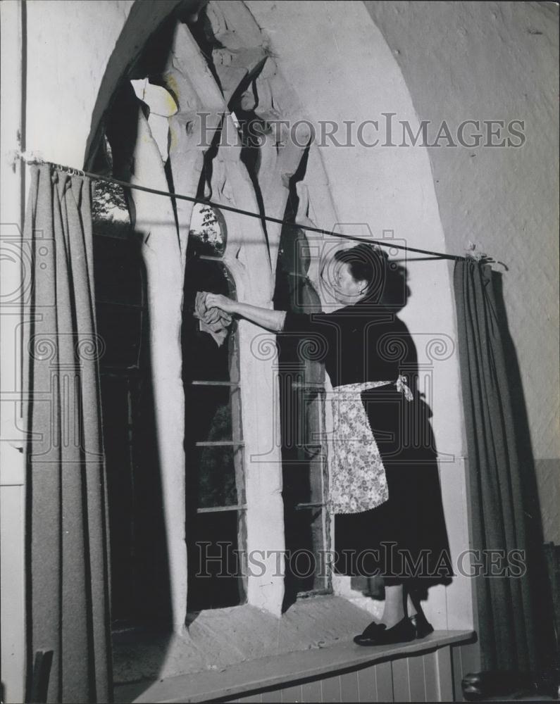 Press Photo Mrs Jones Cleaning Windows In Castle Home - Historic Images