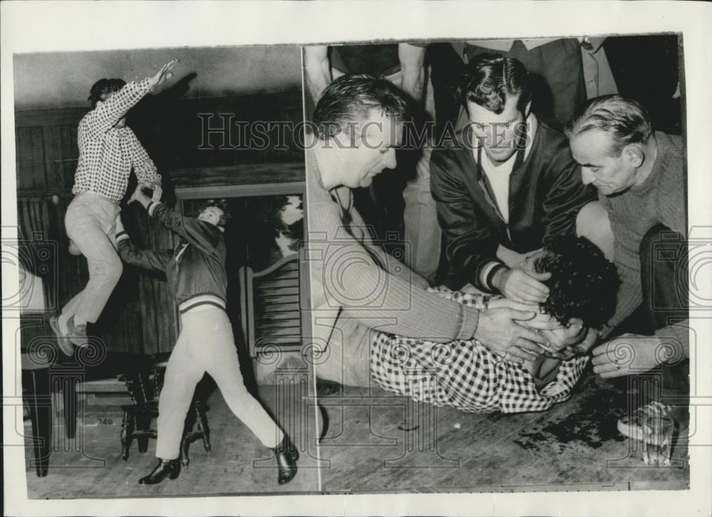 1958 Press Photo Jack Cooper Cuts Face During Wyatt Earp Rehearsel-Hugh O&#39;Brien - Historic Images