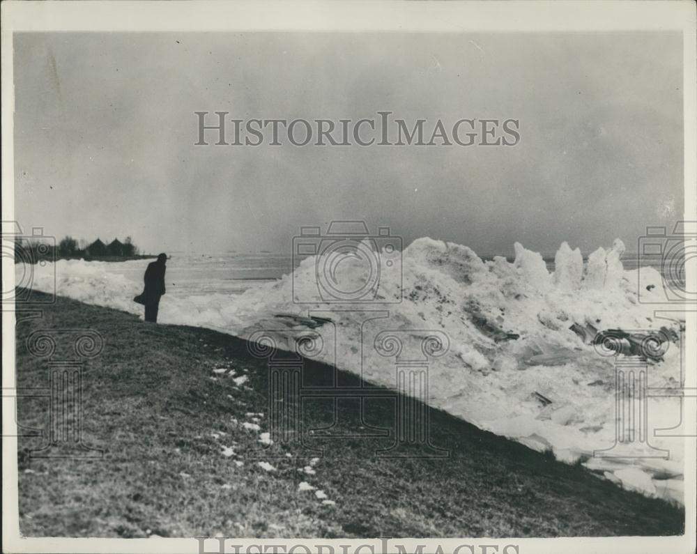 1955 Press Photo Ice Piles up Alongside the Suidersea Dikes Netherlands - Historic Images
