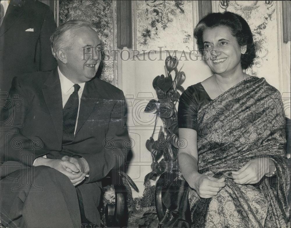 1946 Press Photo Indian&#39;s Prime Minister Mrs Gandhi &amp; Mr Wilson the British PM - Historic Images