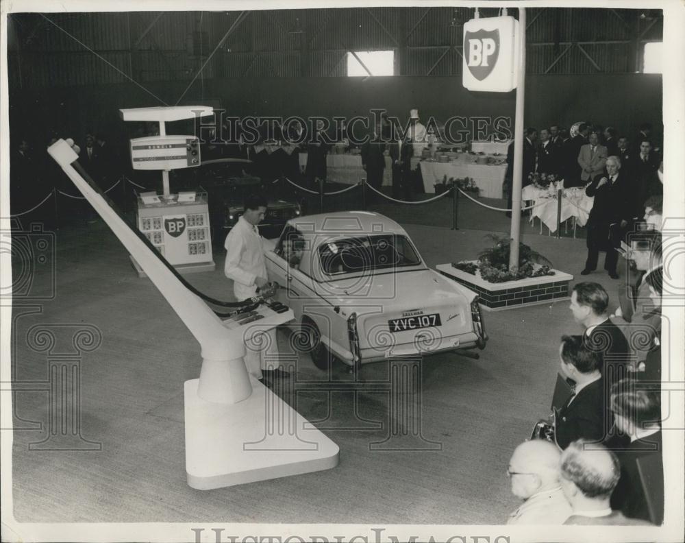 1961 Press Photo &quot;Autovista&quot;... New Type of Automatic Fuel Dispenser by B.P - Historic Images