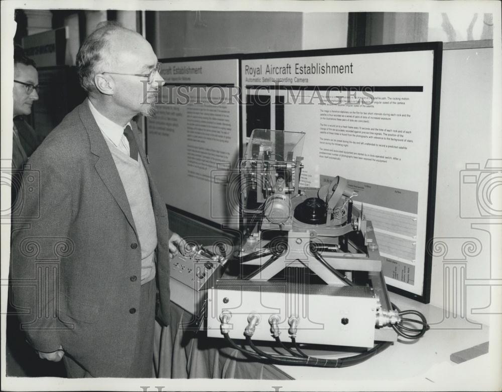 1962 Press Photo Exhibition of the Physical Society - Historic Images