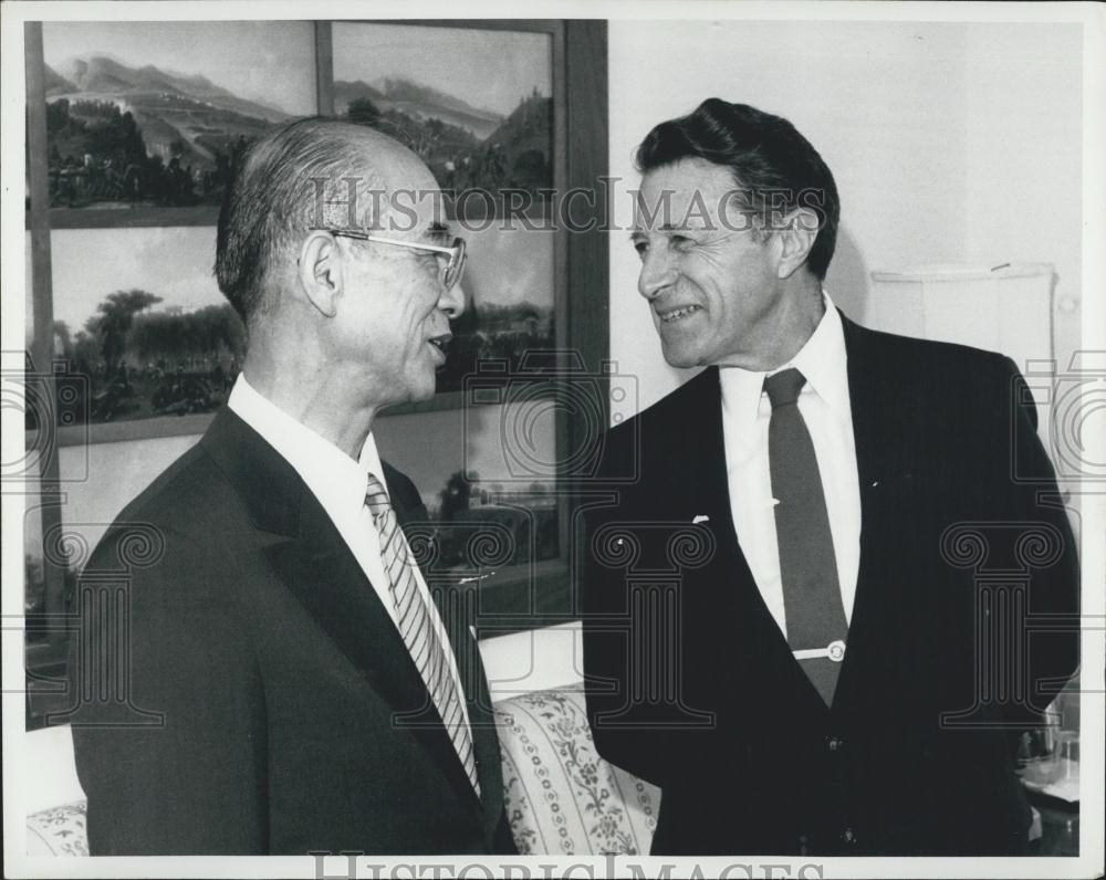 1981 Press Photo Caspar W. Weinberger &amp; Japanese Minister of Defense Juji Omura - Historic Images