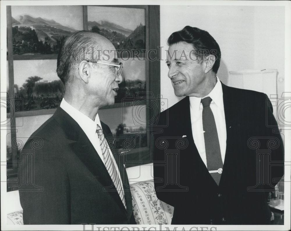 1981 Press Photo Caspar W. Weinberger & Japanese Minister of Defense Juji Omura - Historic Images