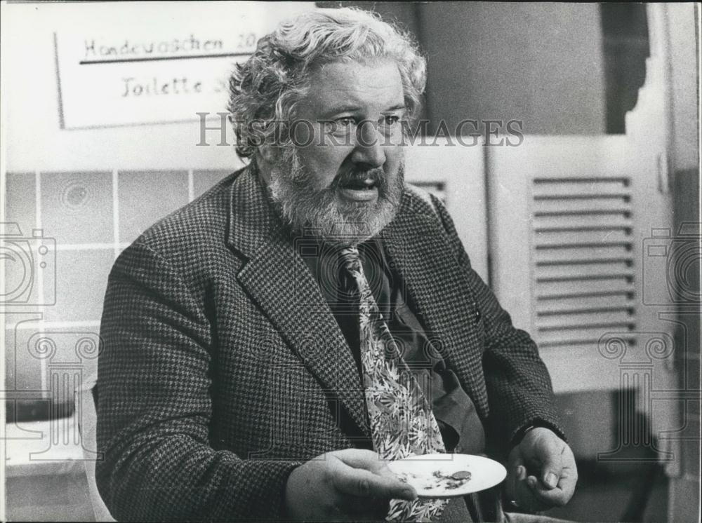 1975 Press Photo Peter Ustinov As A &#39;Toilet Attendant&#39; In His Show - Historic Images