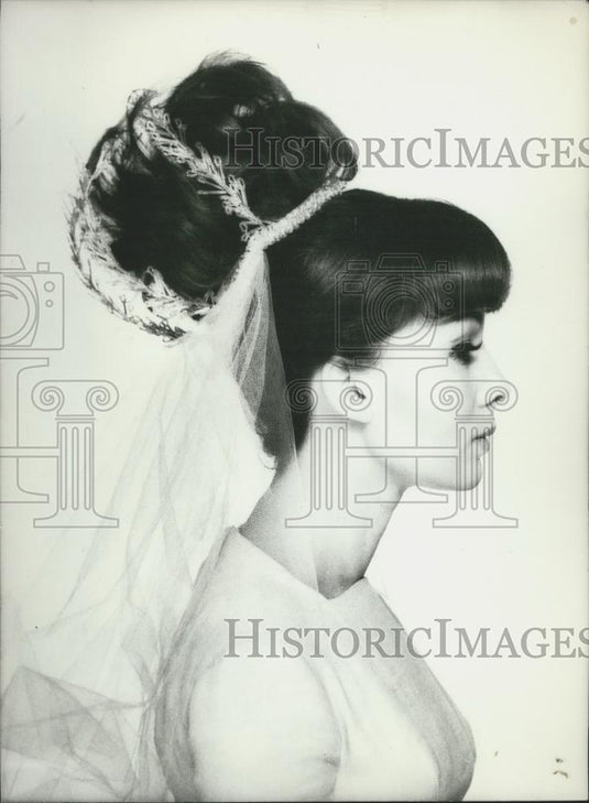 1964 Press Photo Paris Hairdresser Stylist Serge Simone Present Spring Wedding - Historic Images
