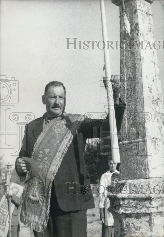 Press Photo A Normandy Auctioneer Offers A Candle - Historic Images