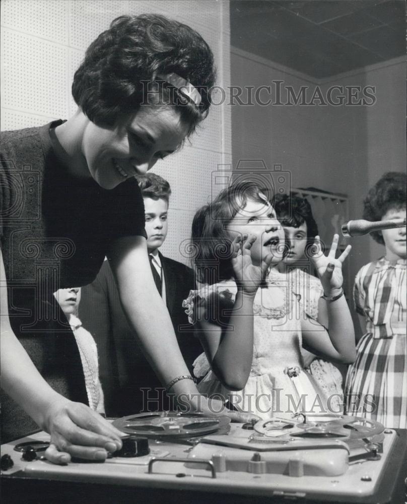 Press Photo Mrs Jean Burman Recording her Pupil Ruth at Age 6 - Historic Images