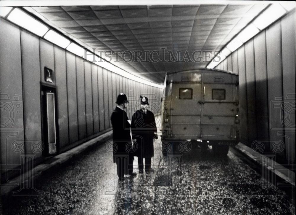 1965 Press Photo Police Stand Guard Post Office Van Inside Tunnel After Robbery - Historic Images