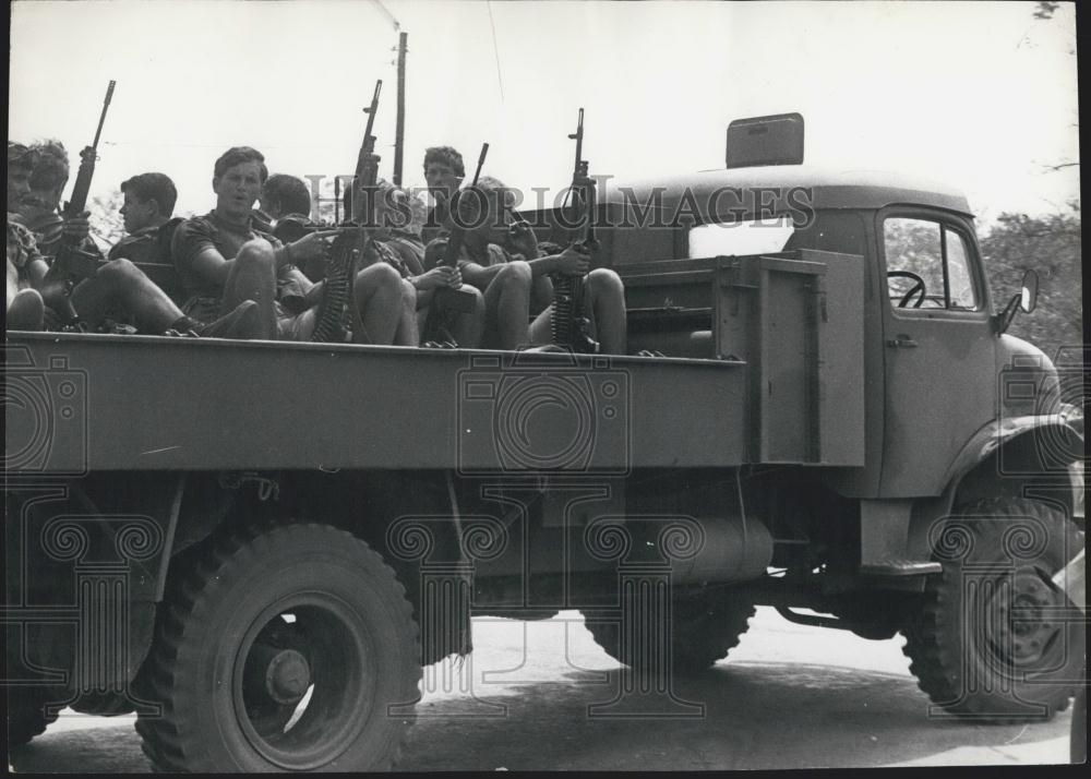 Press Photo hite Rhodesian soldiers patrol against African querillas - Historic Images