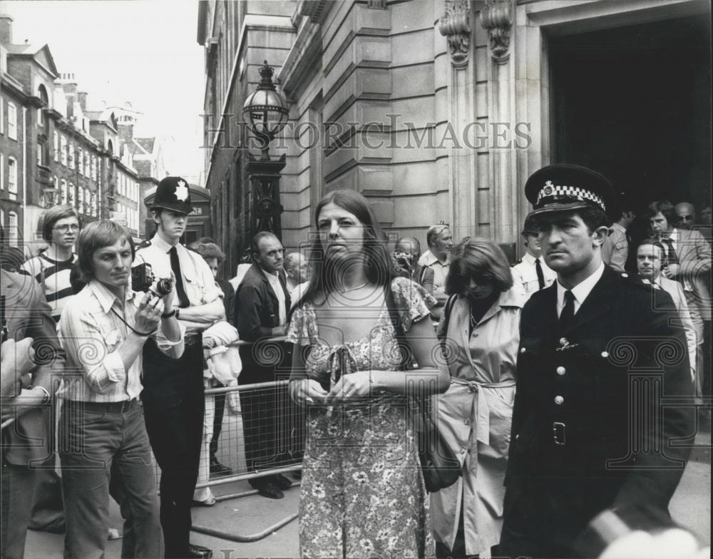 1975 Press Photo Jane Stonehouse Daughter John Runaway MP Leaving Court Bow - Historic Images