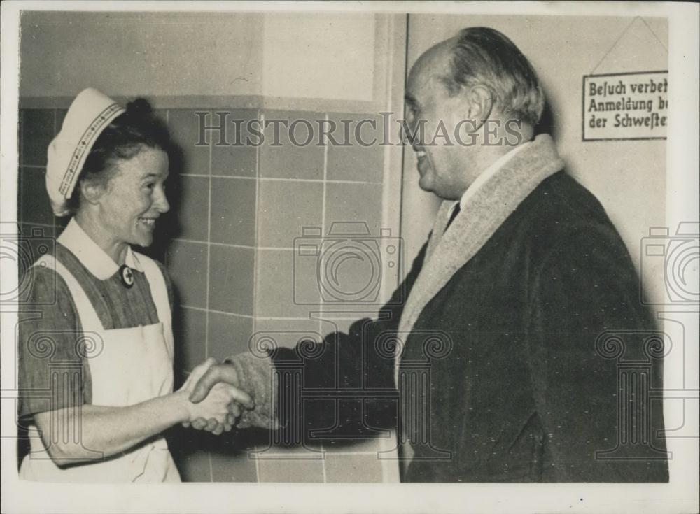 1952 Press Photo Field Marshal Kesselring and a nurse - Historic Images