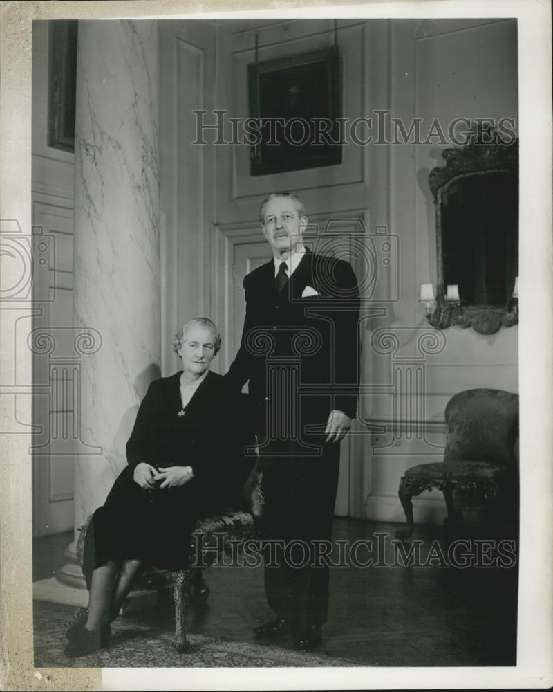 1957 Press Photo British Prime Minister Harold MacMillan With Wife Portrait - Historic Images