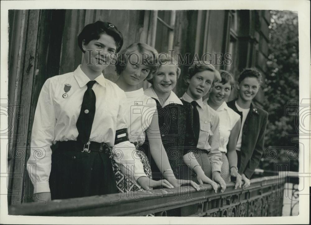 1956 Press Photo Students from Italy countries on way to Junior Red Cross Intern - Historic Images