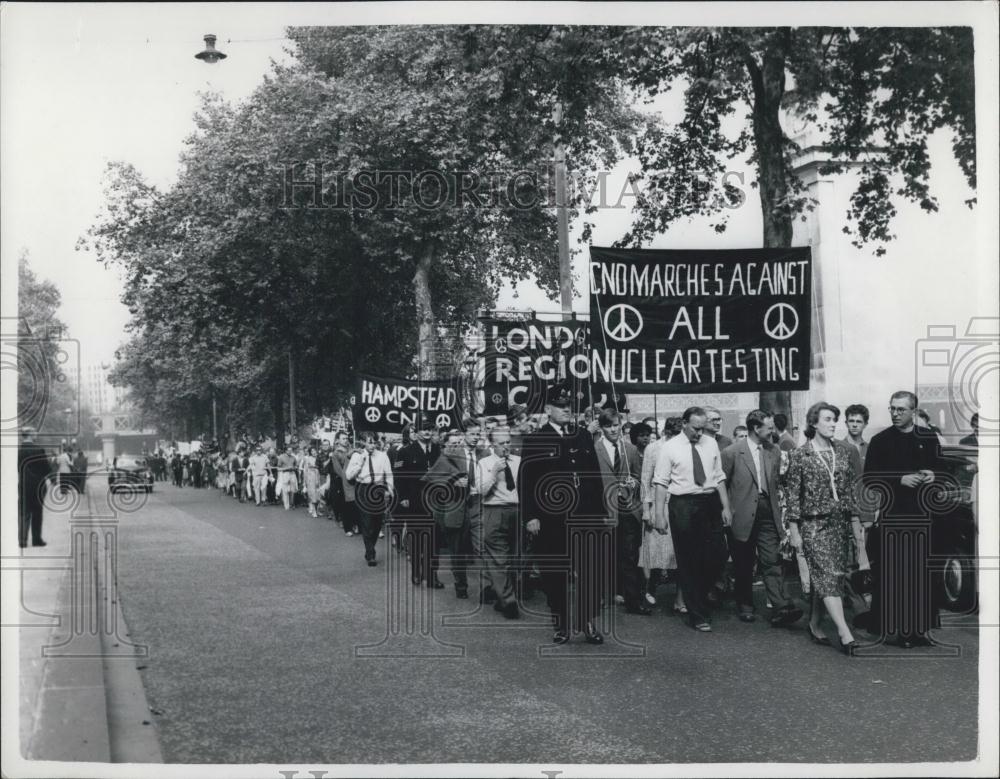 1961 Press Photo Nuclear Disarmament Protest March to the Soviet Embassy - Historic Images