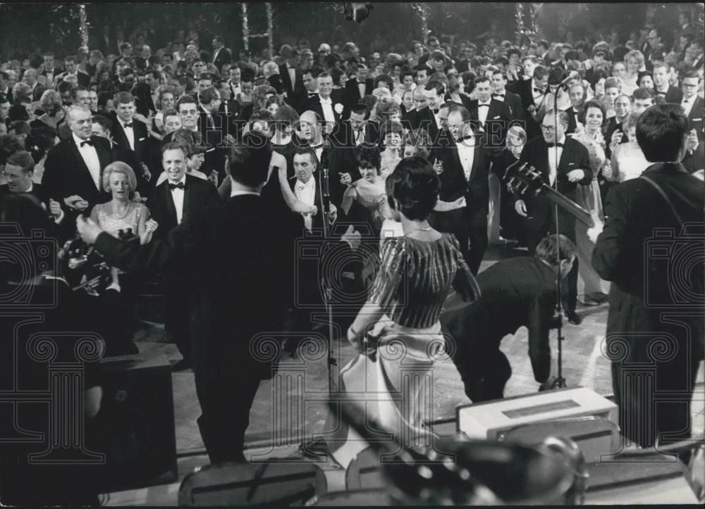 1966 Press Photo Sirtaki Greek Folkdance - Historic Images