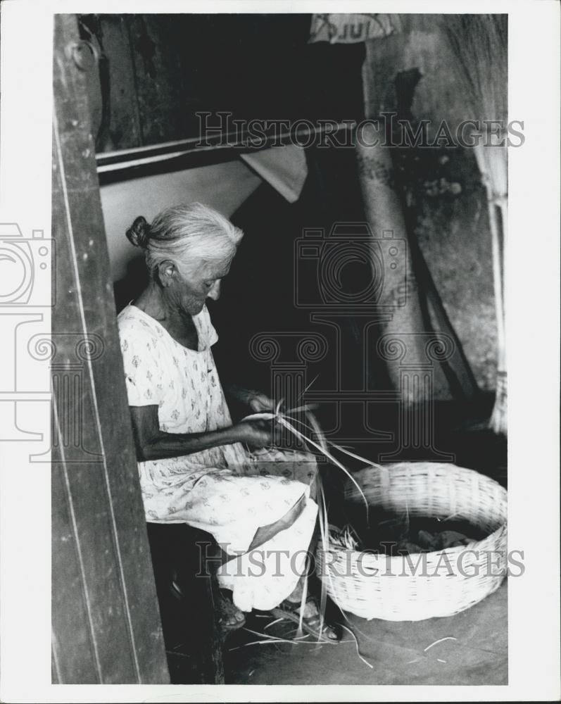 1981 Press Photo Elderly Woman Making Crafts Managua Nicaragua - Historic Images