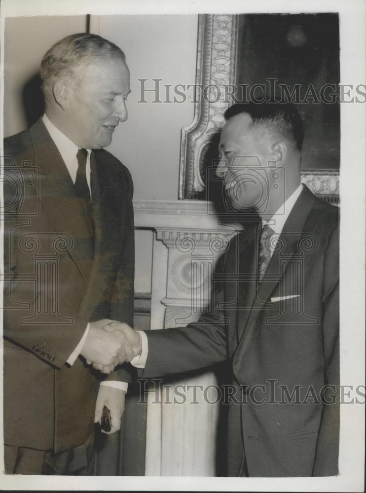 1959 Press Photo Selwyn Lloyd Greets Khampan Panya At The Foreign Office - Historic Images