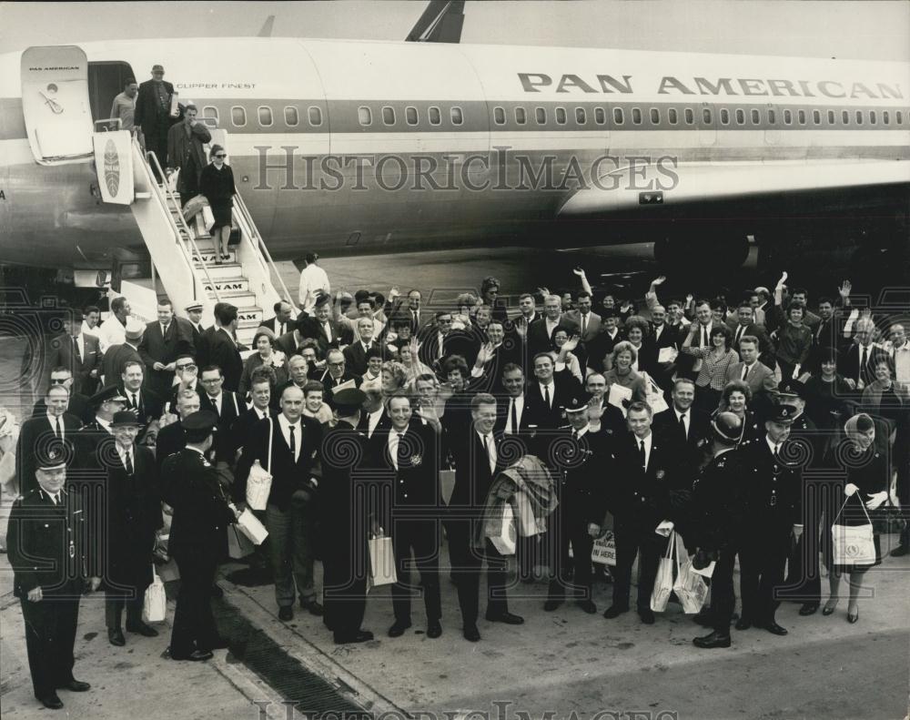 1965 Press Photo Exchange Visit Of US Police In London Airport With Families - Historic Images