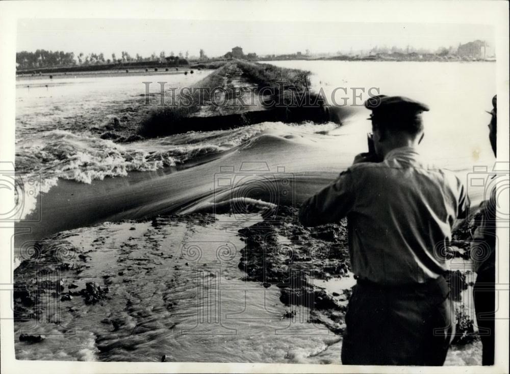 1957 Press Photo Severe floods in Northern Italy - Historic Images