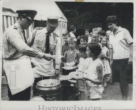 1964 Press Photo Soldiers Cook For Volkhoven Children Survivors Of Flamethrower - Historic Images