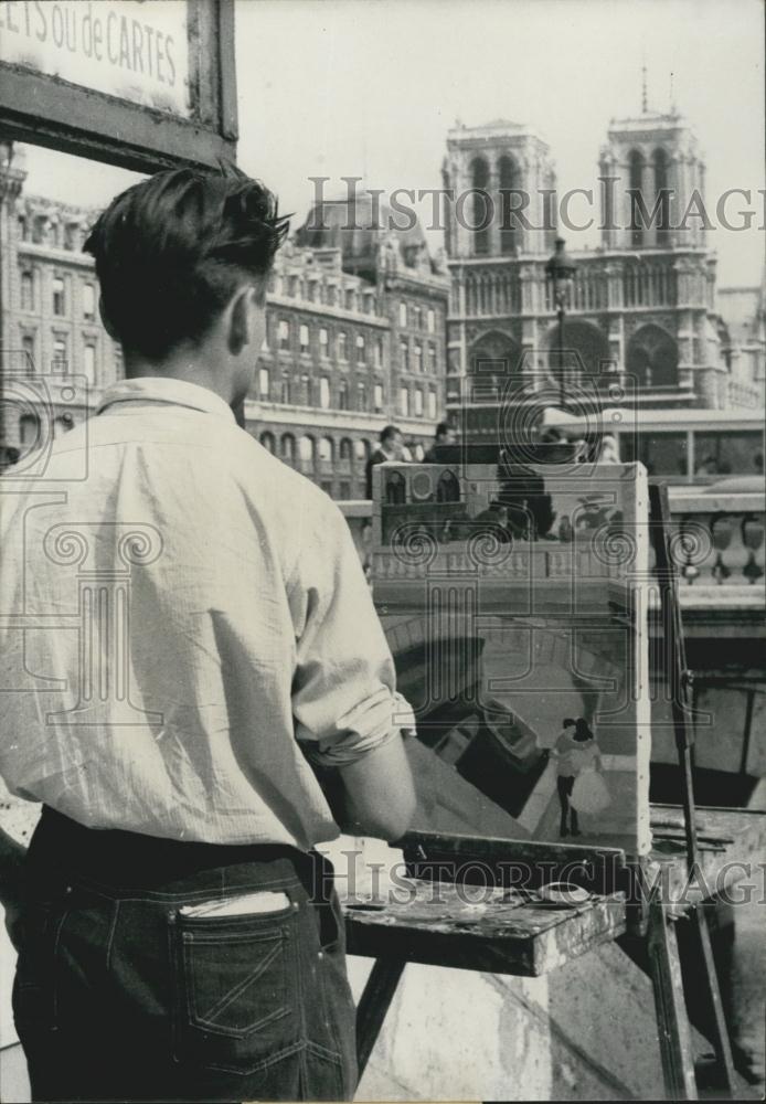 1959 Press Photo Artist paining the Notre Dame Cathedral - Historic Images