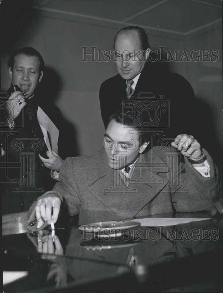 1955 Press Photo New table that wont burn demonstrated - Historic Images