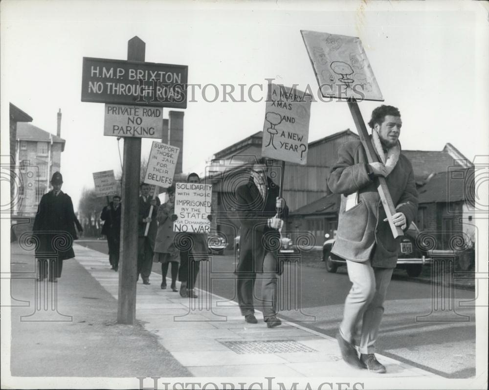 1961 Press Photo Ban-The-Bomb Hold Vigil Outside Prisons - Historic Images