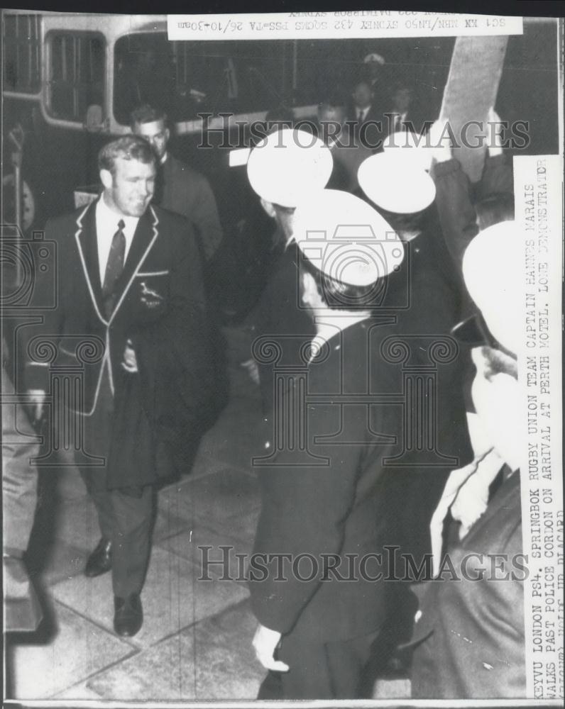 1971 Press Photo Police Hold Back Anti-Apartheid Demonstrators Springboks Perth - Historic Images