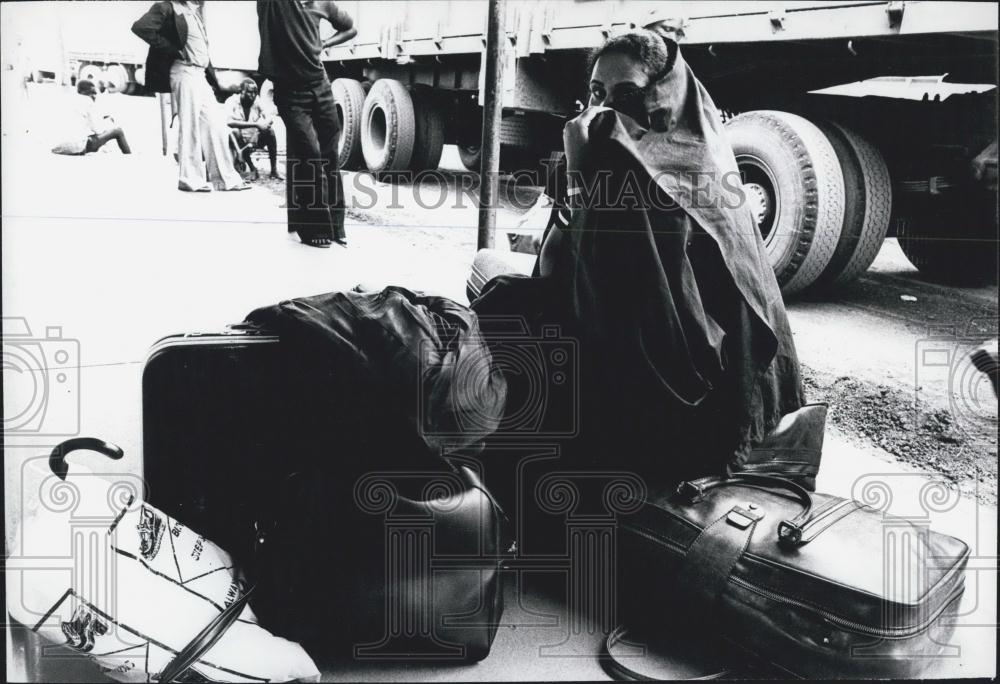 1979 Press Photo Yemini woman with her belongings - Historic Images