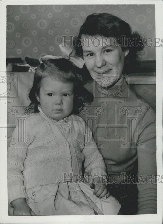 1959 Press Photo Marueen Yaxley Charged Using Daughter Susan To Steal Purses - Historic Images