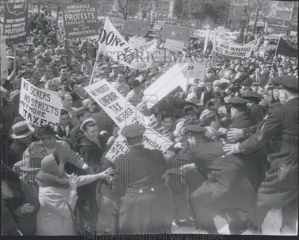 1960 Press Photo Demonstration over unfair taxes - Historic Images