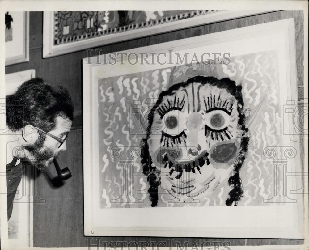 1953 Press Photo Cecil Riley an Art Teacher, looks at Baba Yaga&quot;&quot; - Historic Images