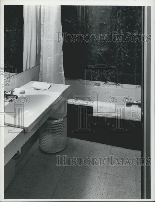 Press Photo British made baths in the London Hilton Hotel - Historic Images