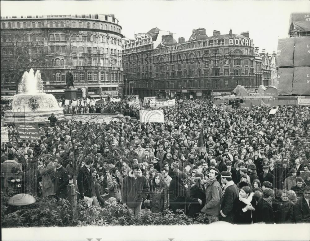 1968 Press Photo Anti Vietnam Demonstration in Trafalgar Square - Historic Images