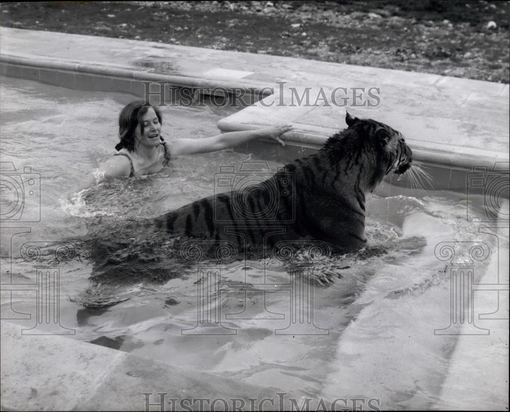 Press Photo Mary Chipperfiled and a tiger in a pool - Historic Images