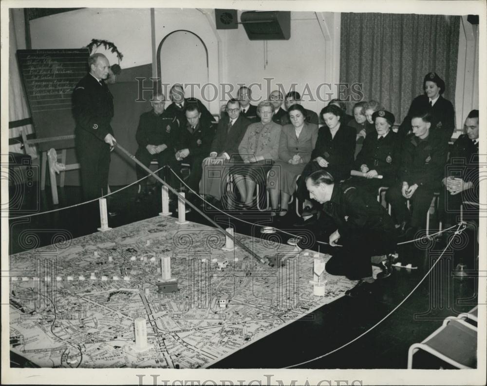 1954 Press Photo London&#39;s Atom Fortress &amp; a floor map - Historic Images