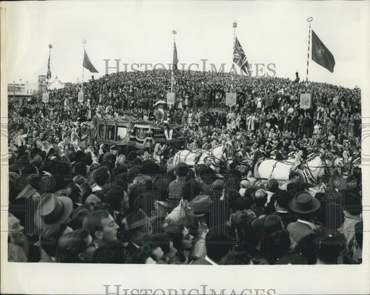 1957 Press Photo Queen Arrives for State Visit to Lisbon - Historic Images