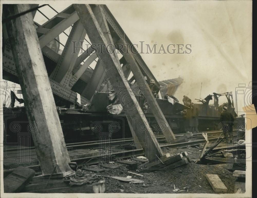 1957 Press Photo Rescue Work Goes on in the Lewisham Rail Crash - Historic Images