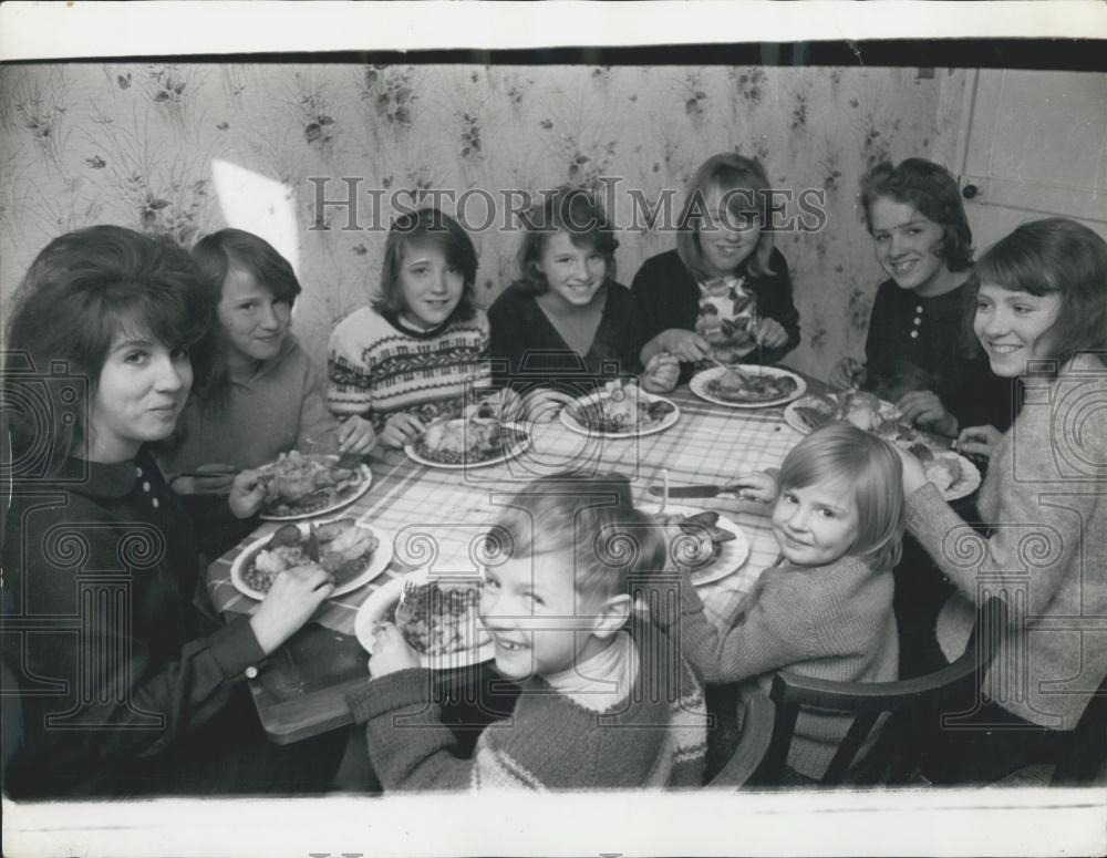 1966 Press Photo Family Eating Dietary Euclidean - Historic Images