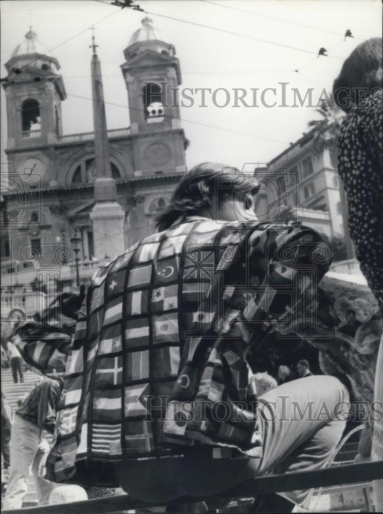 1967 Press Photo Long Haired Man At Spanish Square Shops In Rome - Historic Images