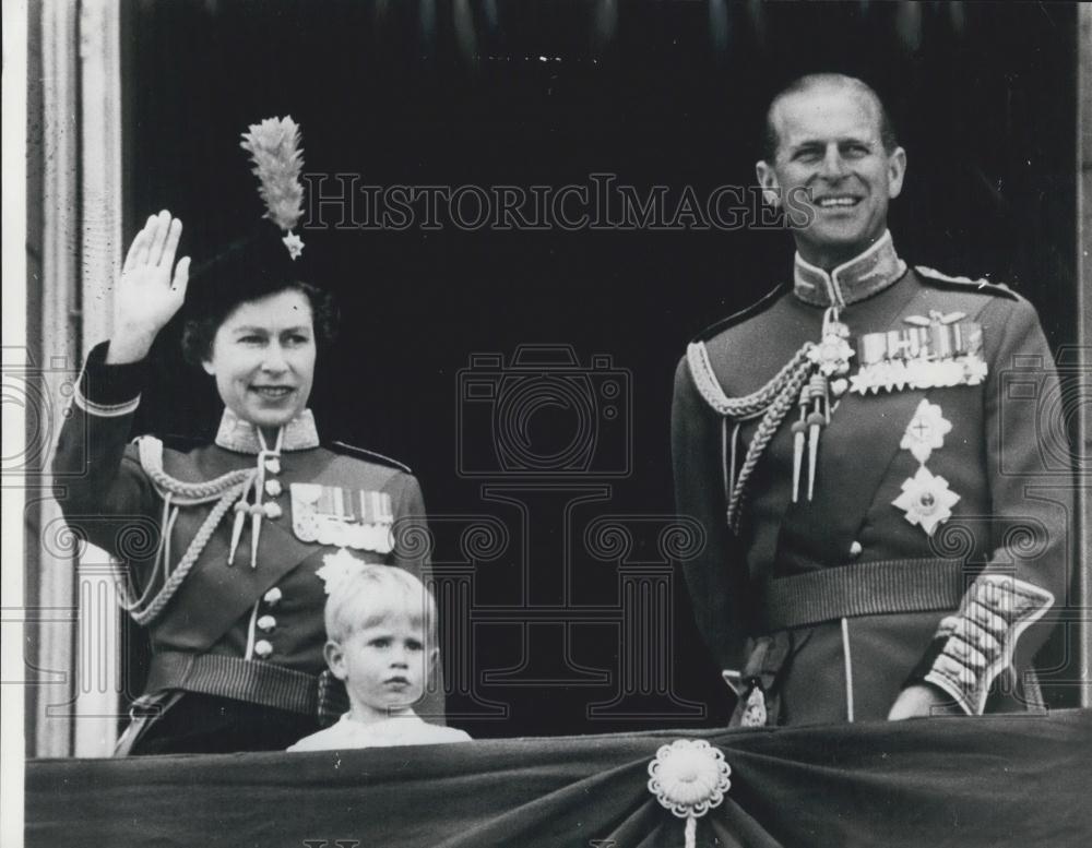 1964 Press Photo Royal Family on Balcony of Buckingham Palace - Historic Images