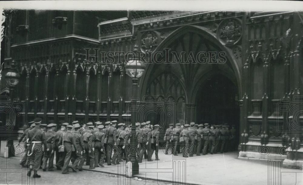 1950 Press Photo Guardsmen Go Back To The House Of Commons - Historic Images