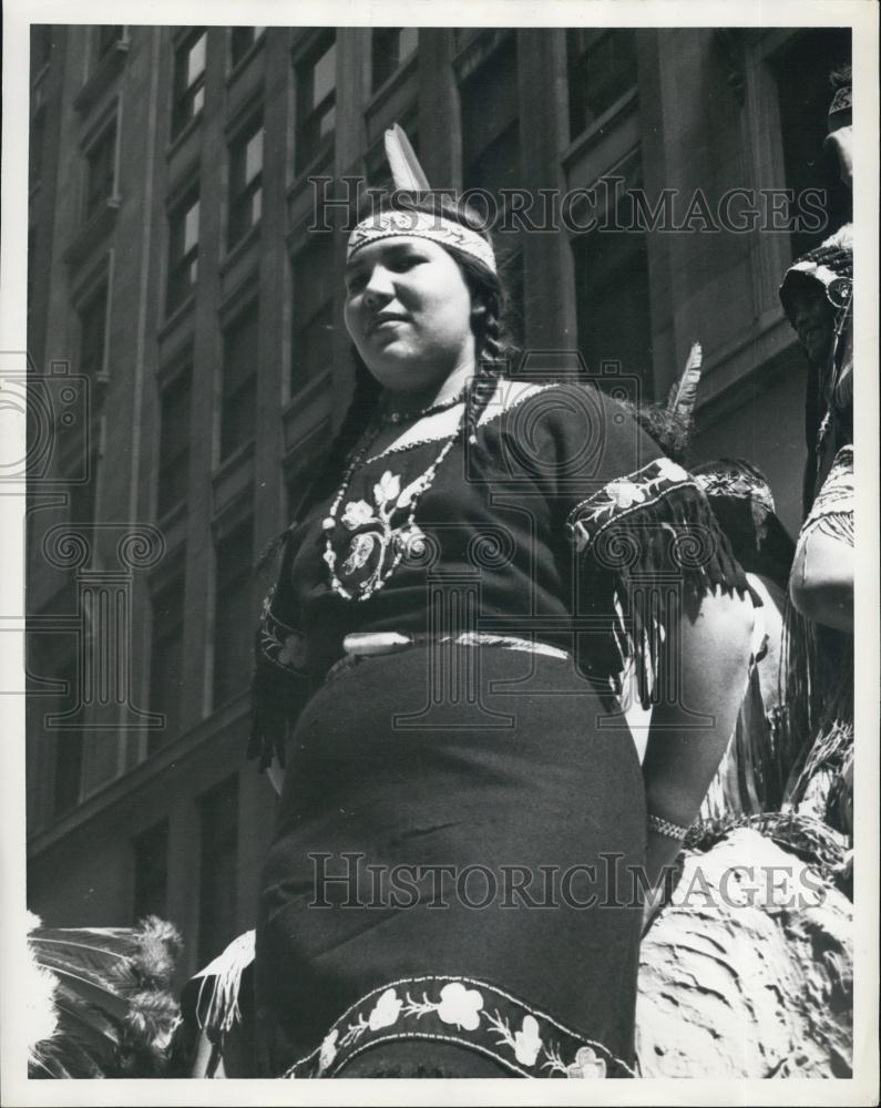 Press Photo young woman in Native American Indian Attire - Historic Images