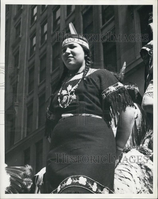 Press Photo young woman in Native American Indian Attire - Historic Images
