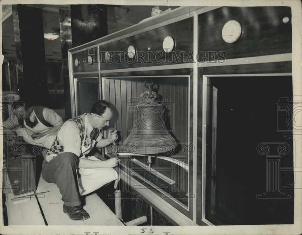 1957 Press Photo Lloyd&#39;s New Building London Man Installing Opening Bell - Historic Images