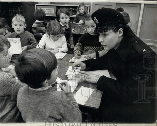 1966 Press Photo Policewomen Brenda Hunt with School Children - Historic Images