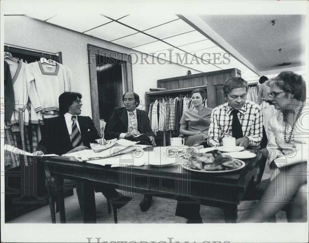 1975 Press Photo Merchandise Buyers choosing their stores fall lines - Historic Images