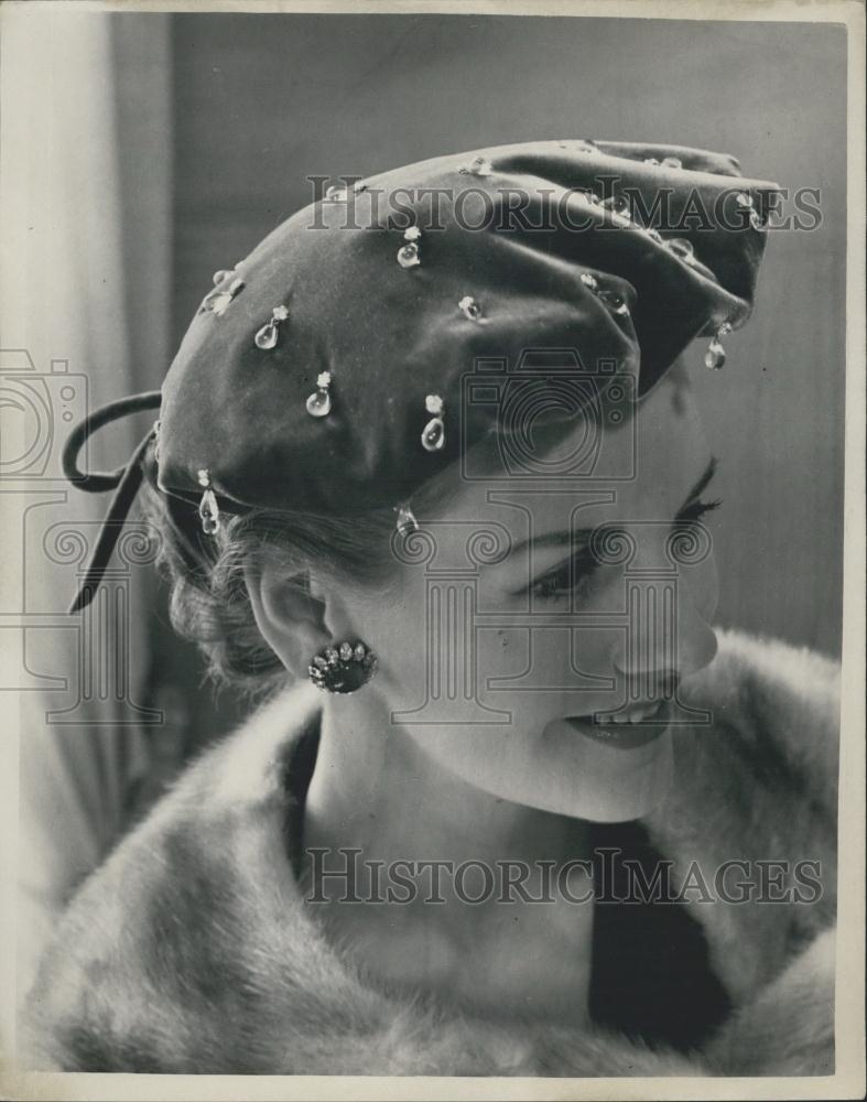 Press Photo Chartreuse Green Velvet Beret Designed Madame Vernier London - Historic Images